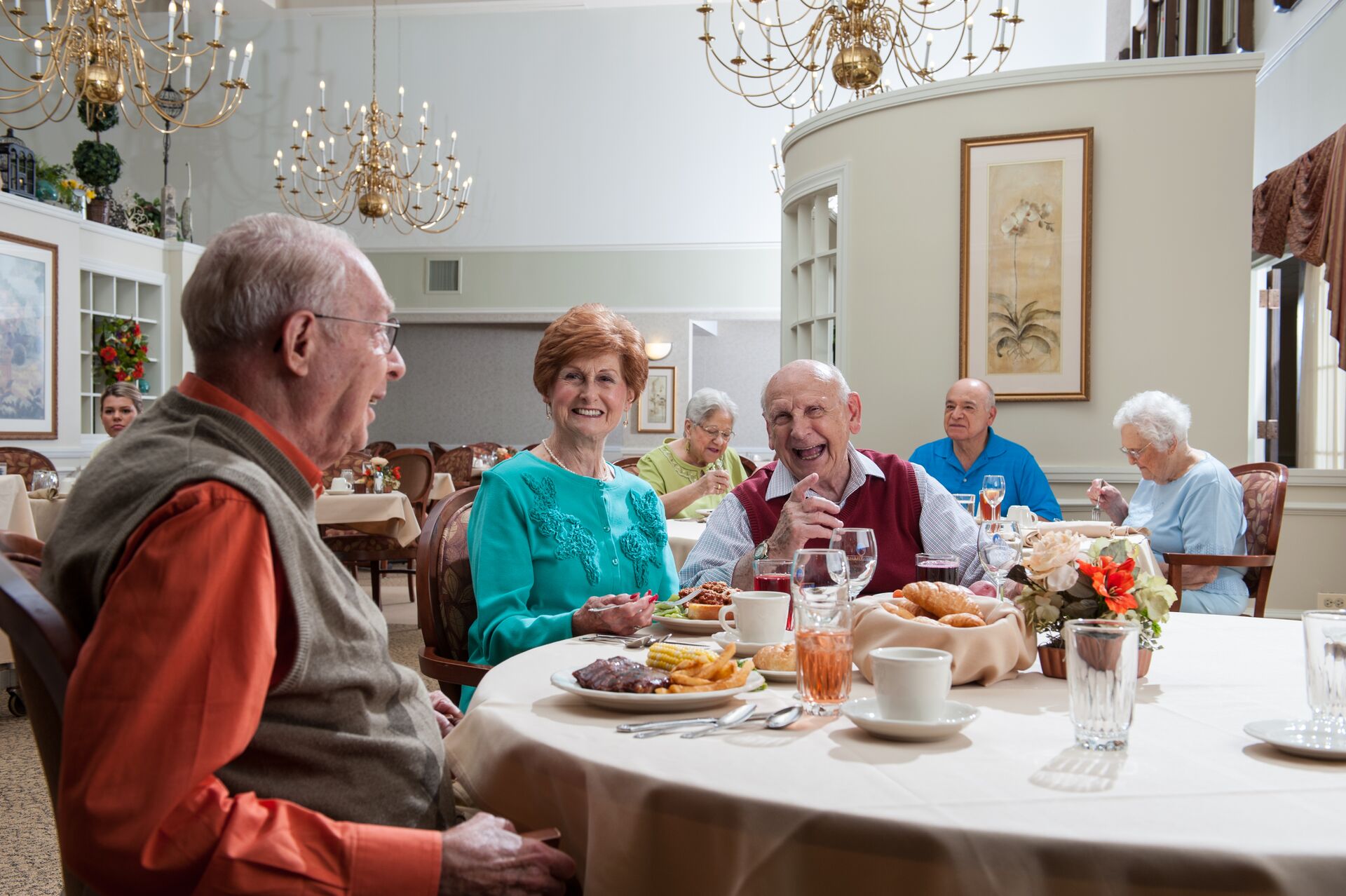 A Guide to Making Lifelong Friends at a Senior Living Community 